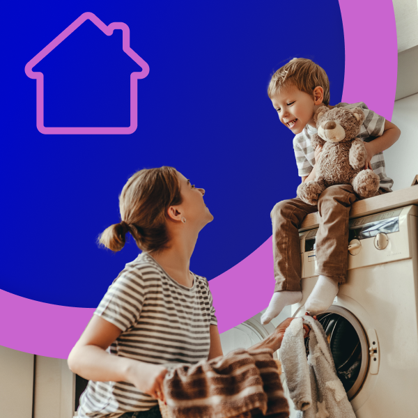 mamma e figlio mettono i panni in lavatrice - offerta casa - WINDTRE assicurazioni