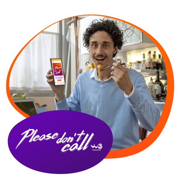 uomo che mangia spaghetti con smarthphone in mano -please dont call - vantaggi e rete - WINDTRE
