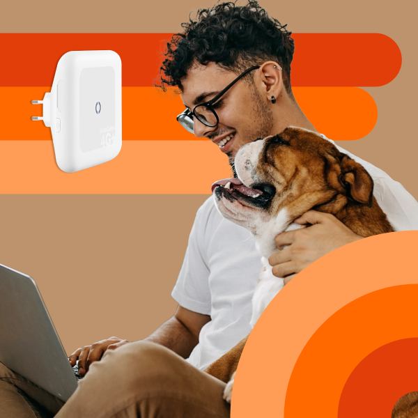 Immagine ragazzo con cane, modem e notebook - Offerta Windtre